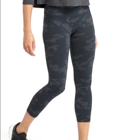 SPANX Pants - Spanx Look At Me Now Seamless Crop Leggings XL Black Camo